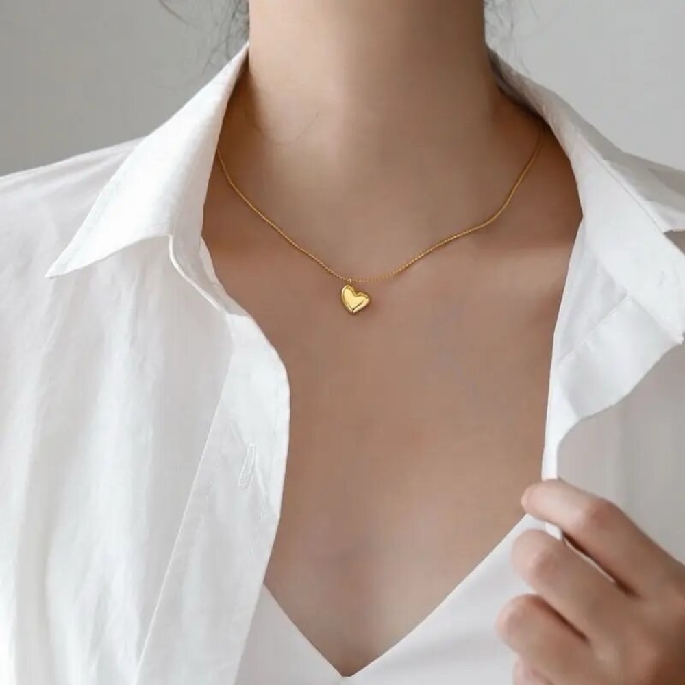Necklace with heart pendant